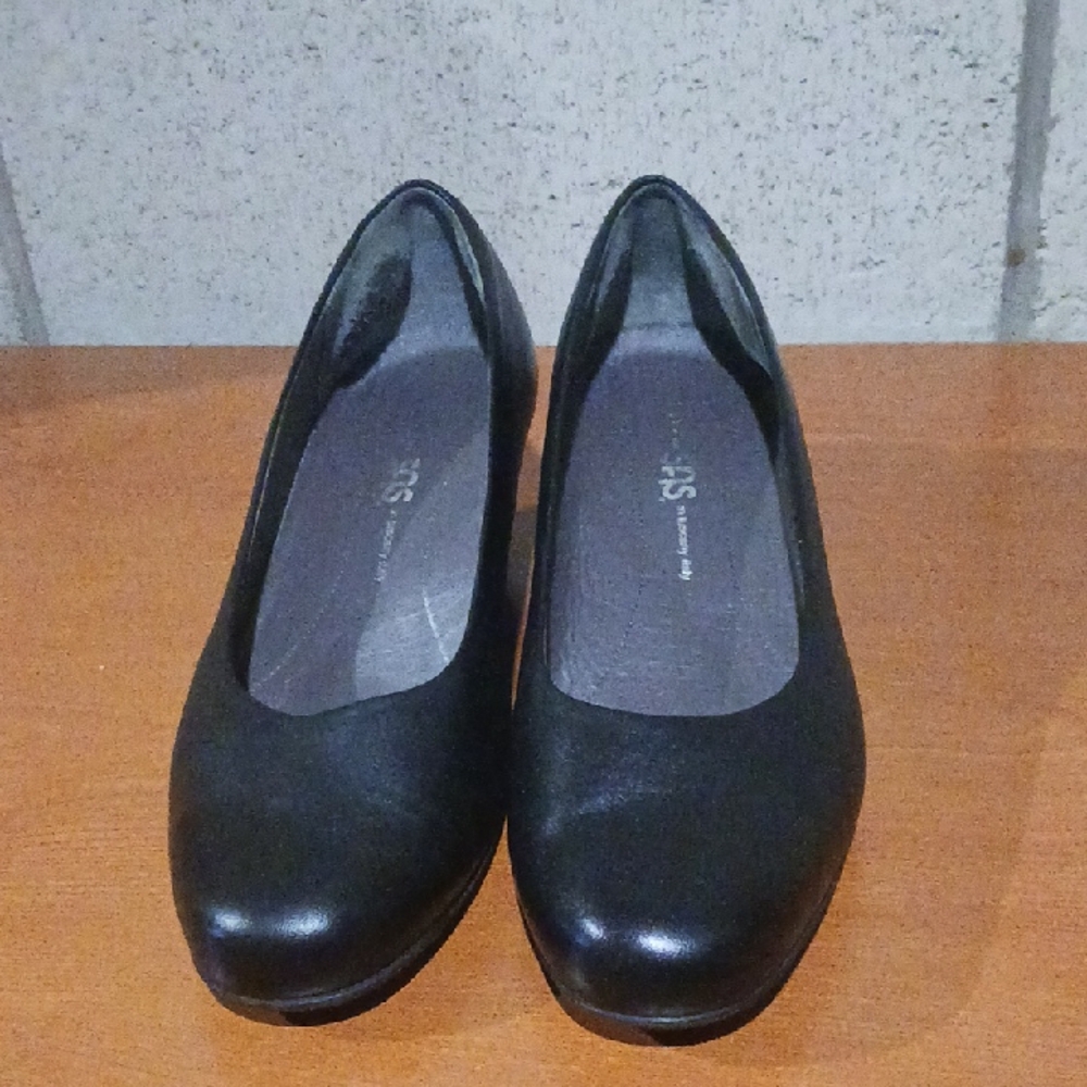 SAS Handcrafted Black High Heels Pumps Womens Size 9W (B4)